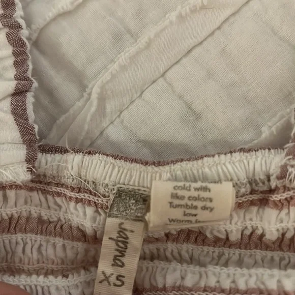 Stripped top. Ribbed material ish and flowy on bottom - Picture 3 of 3